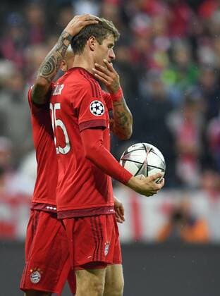 FUSSBALL CHAMPIONS LEAGUE SAISON 2015 2016 HALBFINALE RUECKSPIEL FC Bayern Muenchen - Atletico Madrid 03.05.2016 Thomas Mueller (li) und Arturo Vidal (re, beide FC Bayern Muenchen) vor dem Elfmeter 