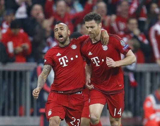 Torjubel 1:0 München, V.li. Arturo Vidal (Bayern) , Torschütze Xabi Alonso (Bayern) . FC Bayern München-Atletico Madrid . München, GER, 03.05.2016, Halbfinale Rückspiel, Fussball-Champions League 2015-2016 .