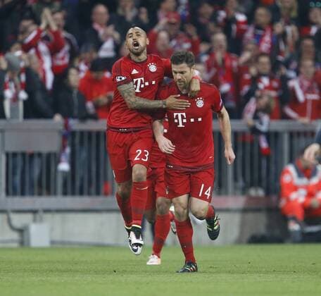 Torjubel 1:0 München, V.li. Arturo Vidal (Bayern) , Torschütze Xabi Alonso (Bayern) . FC Bayern München-Atletico Madrid . München, GER, 03.05.2016, Halbfinale Rückspiel, Fussball-Champions League 2015-2016 .