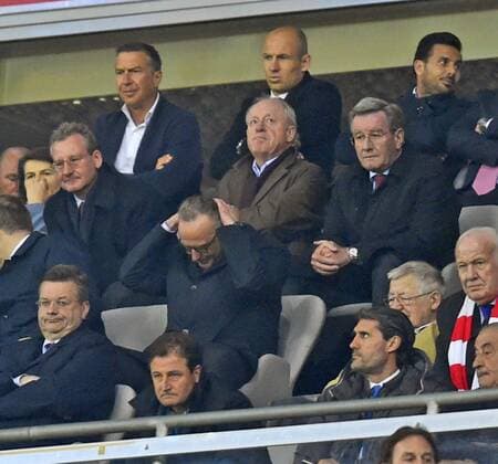 03.05.2016, Fussball UEFA Champions League 2015 2016, Halbfinale, Rückspiel, FC Bayern München - Atletico Madrid, in der Allianz-Arena München, Vorstandsvorsitzender Karl-Heinz Rummenigge (mitte, FC Bayern München) und Arjen Robben (oben mitte, FC Bayern München) nachdenklich. 