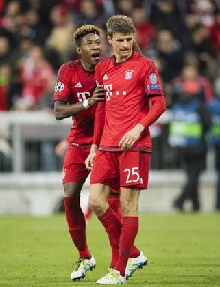 München, 03.05.2016, Allianz Arena David Alaba (FCB) tröstet Thomas Müller (FCB) FC Bayern München vs. Atletico Madrid mm
