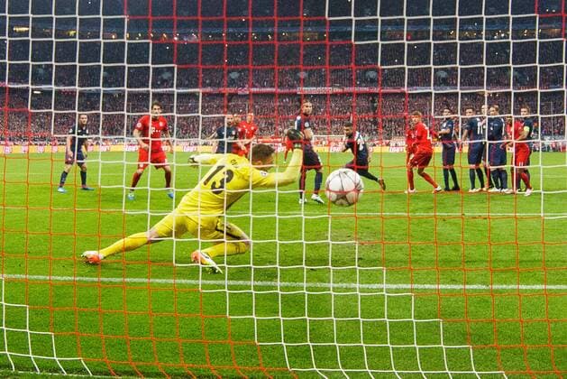GER, UEFA CL, FC Bayern Muenchen (GER) vs Atletico Madrid (ESP) 03.05.2016, Allianz Arena, Muenchen, GER, UEFA CL Halbfinale Rueckspiel, FC Bayern Muenchen vs Atletico Madrid im Bild Tor zum 1-0 durch Xabi Alonso (FCB 14) mit Jan Oblak (Atletico 13) nordphotoxStraubmeier