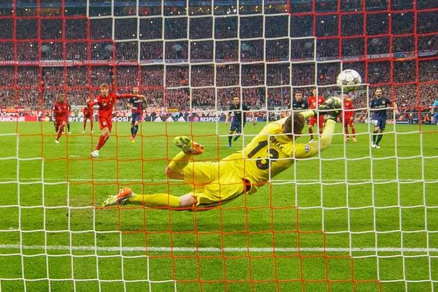 GER, UEFA CL, FC Bayern Muenchen (GER) vs Atletico Madrid (ESP) 03.05.2016, Allianz Arena, Muenchen, GER, UEFA CL Halbfinale Rueckspiel, FC Bayern Muenchen vs Atletico Madrid im Bild Jan Oblak (Atletico 13) haelt den elfmeter von Thomas Mueller (FCB 25) nordphotoxStraubmeier