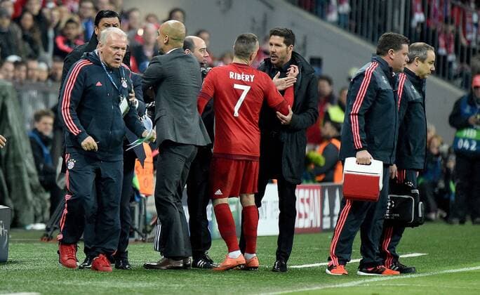 03.05.2016, xjhx, Fussball Champions League, FC Bayern Muenchen - Atletico Madrid, emspor, v.l. Josep Pep Guardiola (Trainer FC Bayern Muenchen), Franck Ribery (FC Bayern Muenchen), Trainer Diego Simeone (Atletico Madrid) Rudelbildung Muenchen