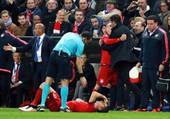 Fußball, Champions League, Bayern München - Atletico Madrid, Rangelei am Spielfeldrand Franck Ribery (FC Bayern) muss wütenden Trainer Diego Simeone (Atletico) festhalten Fussball UEFA Champions League FC Bayern München - Club Atlético de Madrid 03.05.2016