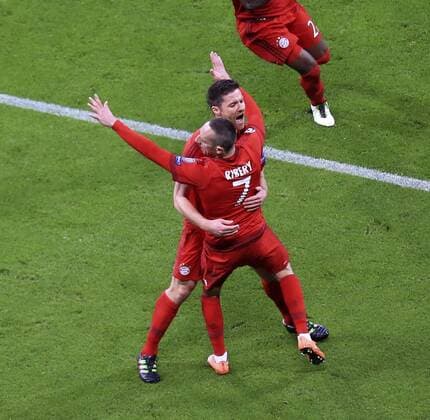03.05.2016, Fussball UEFA Champions League 2015 2016, Halbfinale, Rückspiel, FC Bayern München - Atletico Madrid, in der Allianz-Arena München, Torjubel Xabi Alonso (hi, FC Bayern München) mit Franck Ribery (FC Bayern München). 