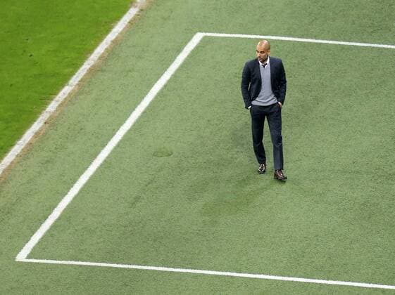 03.05.2016, Fussball UEFA Champions League 2015 2016, Halbfinale, Rückspiel, FC Bayern München - Atletico Madrid, in der Allianz-Arena München, Trainer Pep Guardiola (FC Bayern München) nachdenklich. 