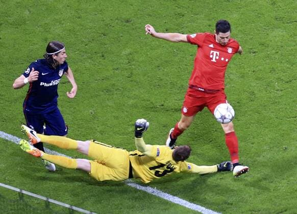 03.05.2016, Fussball UEFA Champions League 2015 2016, Halbfinale, Rückspiel, FC Bayern München - Atletico Madrid, in der Allianz-Arena München, v.li: Filipe Luis (Atletico Madrid) und Torwart Jan Oblak (Atletico Madrid) gegen Robert Lewandowski (FC Bayern München). 