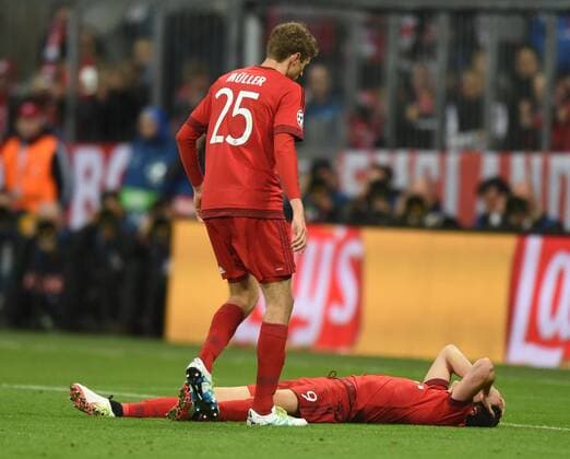 Championsleague Halbfinale: FC Bayern München - Atletico Madrid 03.05.2016. Robert Lewandowski am Boden. Li: Thomas Müller (beide FCB). HM