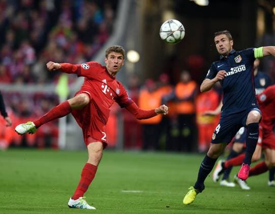 Championsleague Halbfinale: FC Bayern München - Atletico Madrid 03.05.2016. Thomas Müller (FCB) setzt zum Schuß an. Re: Gabi (Atletico) HM