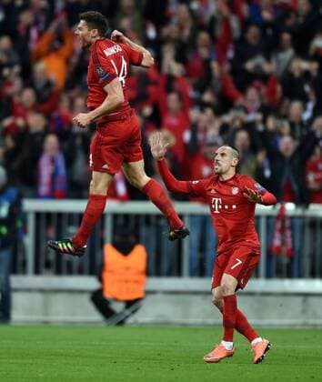 Championsleague Halbfinale: FC Bayern München - Atletico Madrid 03.05.2016. Der Torschütze zum 2:0 Xabi Alonso springt jubelnd in die Luft. Re. Ribery (beide FCB). HM