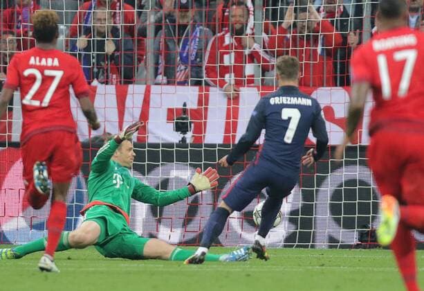 Antoine GRIEZMANN, Atletico 7 Torschuss, schiesst das Tor zum 1-1 gegen Manuel NEUER, FCB 1 FC BAYERN MUENCHEN - ATLETICO MADRID Semifinal, Football UEFA Champions League, Muenchen, 03.05.2016 CL Saison 2015 2016