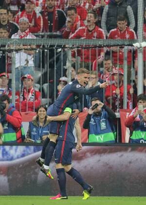 Antoine GRIEZMANN, Atletico 7 Torschuss, schiesst das Tor zum 1-1 gegen Manuel NEUER, FCB 1 Torjubel, Jubel nach dem Tor FC BAYERN MUENCHEN - ATLETICO MADRID Semifinal, Football UEFA Champions League, Muenchen, 03.05.2016 CL Saison 2015 2016