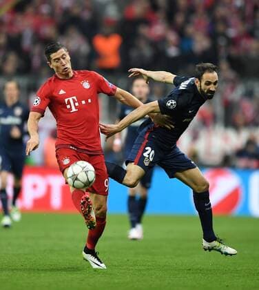 FUSSBALL CHAMPIONS LEAGUE SAISON 2015 2016 HALBFINALE RUECKSPIEL FC Bayern Muenchen - Atletico Madrid 03.05.2016 Robert Lewandowski (li, FC Bayern Muenchen) gegen Juanfran (re, Atletico Madrid) 