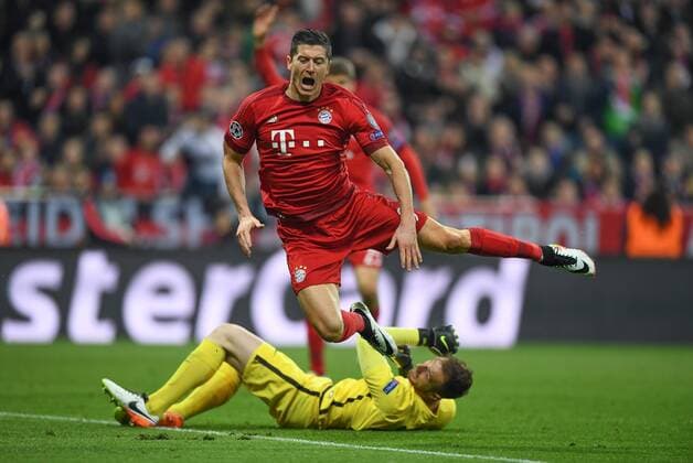 FUSSBALL CHAMPIONS LEAGUE SAISON 2015 2016 HALBFINALE RUECKSPIEL FC Bayern Muenchen - Atletico Madrid 03.05.2016 Robert Lewandowski (FC Bayern Muenchen) gegen Torwart Jan Oblak (hinten, Atletico Madrid) 