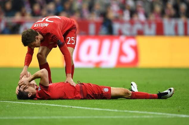 FUSSBALL CHAMPIONS LEAGUE SAISON 2015 2016 HALBFINALE RUECKSPIEL FC Bayern Muenchen - Atletico Madrid 03.05.2016 Thomas Mueller kuemmert sich um den am Boden liegenden Robert Lewandowski (beide FC Bayern Muenchen) 