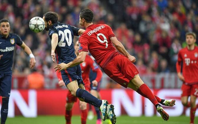 FUSSBALL CHAMPIONS LEAGUE SAISON 2015 2016 HALBFINALE RUECKSPIEL FC Bayern Muenchen - Atletico Madrid 03.05.2016 Robert Lewandowski (re, FC Bayern Muenchen) gegen Juanfran(li, Atletico Madrid) 