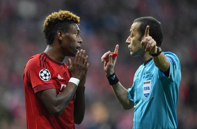 FUSSBALL CHAMPIONS LEAGUE SAISON 2015 2016 HALBFINALE RUECKSPIEL FC Bayern Muenchen - Atletico Madrid 03.05.2016 David Alaba (li, FC Bayern Muenchen) reklamiert bei Schiedsrichter Cueneyt Cakir 