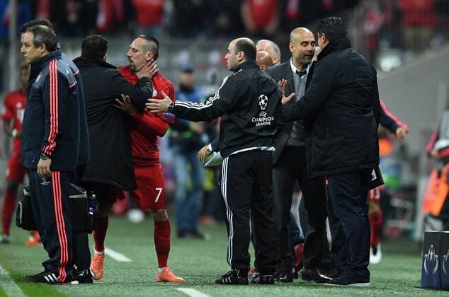 Bilder des Tages - SPORT FUSSBALL CHAMPIONS LEAGUE SAISON 2015 2016 HALBFINALE RUECKSPIEL FC Bayern Muenchen - Atletico Madrid 03.05.2016 Franck Ribery (FC Bayern Muenchen) und Trainer Diego Simeone (Atletico Madrid) gehen sich an den Kragen. Auch Trainer Pep Guardiola (re) hat einen Diskussionspartner gefunden 