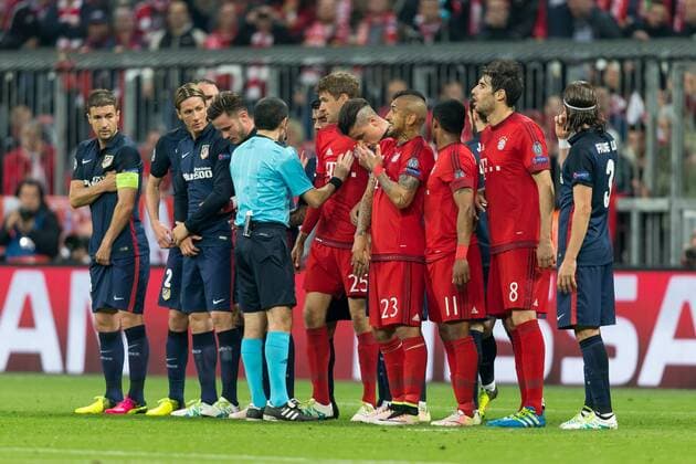 Dienstag. 03.05.2016, Champions League - Halbfinale, Rueckspiel in Muenchen, Saison 2015 2016, FC Bayern Muenchen - Atletico Madrid, v-l die mauer vor dem 1:0 DeFodi507