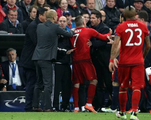 Trainer Josep Pep Guardiola, Franck Ribery, Trainer Diego Simeone im Disput Streit Fußball Fussball Halbfinale UEFA Championsleague Herren Saison 2015 2016 03.05.2016 FC Bayern München vs. Atletico Madrid