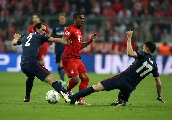 Diego Godin, Douglas Costa, Saul Niguez Aktion Spielszene Zweikampf Fußball Fussball Halbfinale UEFA Championsleague Herren Saison 2015 2016 03.05.2016 FC Bayern München vs. Atletico Madrid