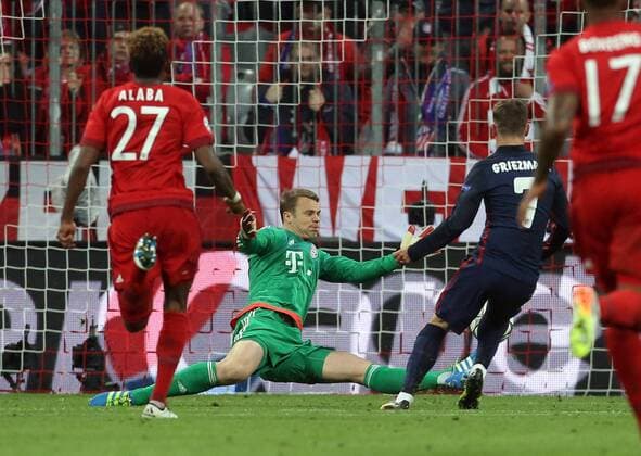Antoine Griezmann Torschuß zum 1:1, Torwart Manuel Neuer Fußball Fussball Halbfinale UEFA Championsleague Herren Saison 2015 2016 03.05.2016 FC Bayern München vs. Atletico Madrid