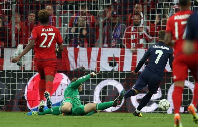 Antoine Griezmann Torschuß zum 1:1, Torwart Manuel Neuer Fußball Fussball Halbfinale UEFA Championsleague Herren Saison 2015 2016 03.05.2016 FC Bayern München vs. Atletico Madrid