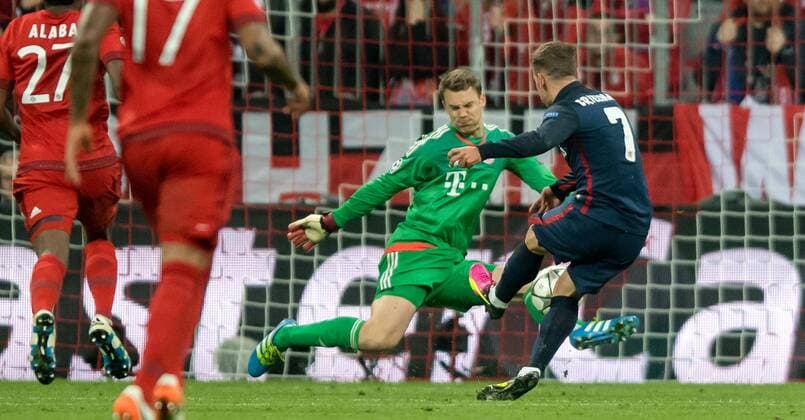 3. Mai 2016: Muenchen, Allianz Arena: Fussball UEFA Champions League, Halbfinale: FC Bayern Muenchen - Atletico Madrid: Madrids Antoine Griezmann trifft gegen Muenchens Torwart Manuel Neuer zum 1:1.