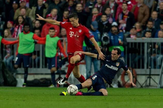 Dienstag. 03.05.2016, Champions League - Halbfinale, Rueckspiel in Muenchen, Saison 2015 2016, FC Bayern Muenchen - Atletico Madrid, v-l Robert LEWANDOWSKI (FCB) gegen Diego Godin (Atletico) DeFodi507