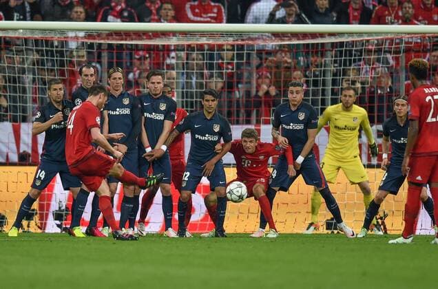 FUSSBALL CHAMPIONS LEAGUE SAISON 2015 2016 HALBFINALE RUECKSPIEL FC Bayern Muenchen - Atletico Madrid 03.05.2016 Xabi Alonso (vorn, FC Bayern Muenchen) erzielt per Freistoss das Tor zum zwischenzeitlichen 1:0 