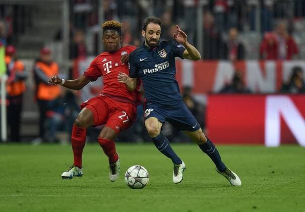 FUSSBALL CHAMPIONS LEAGUE SAISON 2015 2016 HALBFINALE RUECKSPIEL FC Bayern Muenchen - Atletico Madrid 03.05.2016 David Alaba (li, FC Bayern Muenchen) gegen Juanfran (re, Atletico Madrid) 
