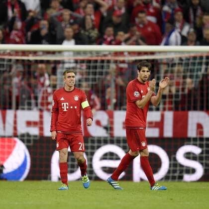 03.05.2016, Fussball UEFA Champions League 2015 2016, Halbfinale, Rückspiel, FC Bayern München - Atletico Madrid, in der Allianz-Arena München, Frus nach dem Gegentor, v.li: Philipp Lahm (FC Bayern München), Javi Martinez (FC Bayern München). 