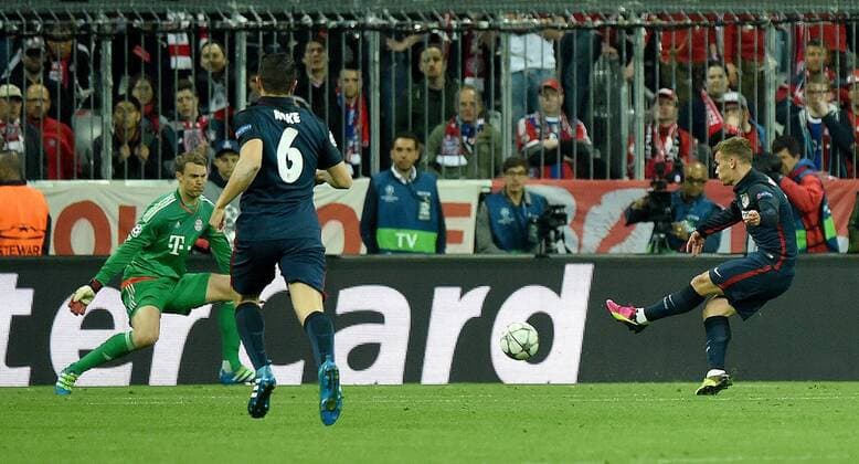03.05.2016, xjhx, Fussball Champions League, FC Bayern Muenchen - Atletico Madrid, emspor, v.l. Manuel Neuer (FC Bayern Muenchen), Antoine Griezmann (Atletico Madrid) Goal scored, Tor zum 1:1 Muenchen
