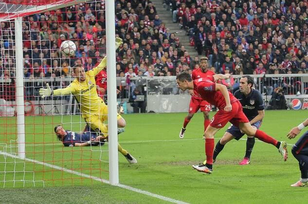Robert LEWANDOWSKI, FCB 9 Torschuss, schiesst das Tor zum 2-1 FC BAYERN MUENCHEN - ATLETICO MADRID Semifinal, Football UEFA Champions League, Muenchen, 03.05.2016 CL Saison 2015 2016