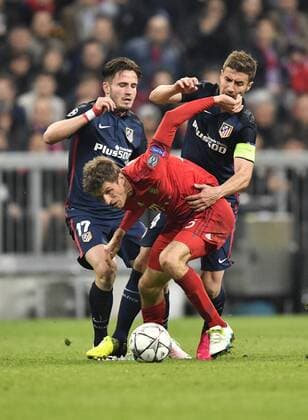 Zweikampf, Aktion Thomas Müller FC Bayern München gegen Saul Niguez Atletico Madrid (links) und Gabi Atletico Madrid (rechts) FC Bayern München FCB vs Atletico Madrid UEFA Champions-League CL Halbfinale Rückspiel Saison 2015 2016 München Allianz Arena 03.05.2016 FC Bayern München FCB vs Atletico Madrid