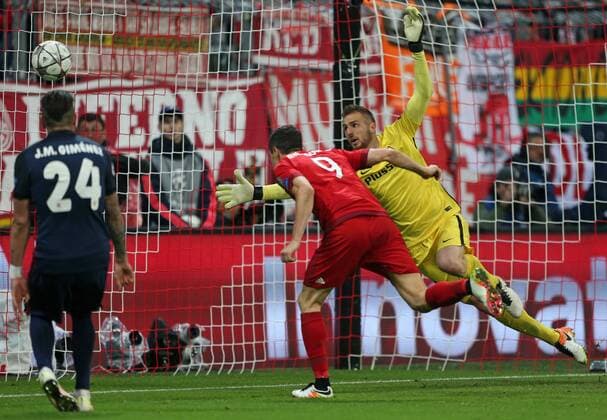 SOCCER - CL, Bayern vs Atletico MUNICH,GERMANY,03.MAY.16 - SOCCER - UEFA Champions League, semifinal, FC Bayern Muenchen vs Atletico Madrid. Image shows Jose Maria Gimenez (Atletico), Robert Lewandowski (Bayern) and Jan Oblak (Atletico). Keywords: goal. GEPAxpictures xThomasxBachun