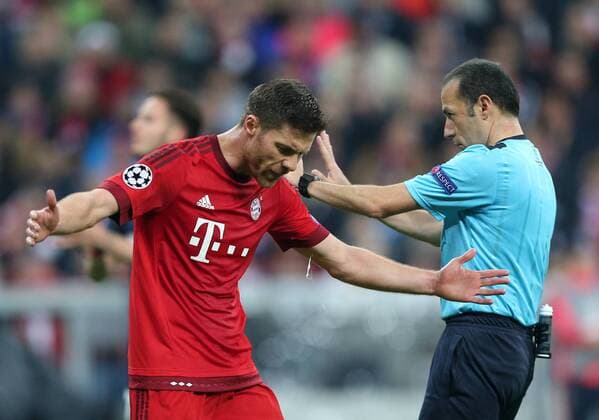 SOCCER - CL, Bayern vs Atletico MUNICH,GERMANY,03.MAY.16 - SOCCER - UEFA Champions League, semifinal, FC Bayern Muenchen vs Atletico Madrid. Image shows Xabi Alonso (Bayern) and referee Cueneyt Cakir (TUR). GEPAxpictures xThomasxBachun