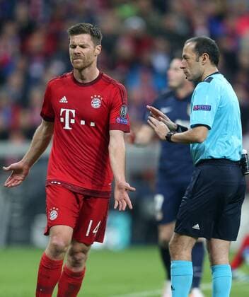 SOCCER - CL, Bayern vs Atletico MUNICH,GERMANY,03.MAY.16 - SOCCER - UEFA Champions League, semifinal, FC Bayern Muenchen vs Atletico Madrid. Image shows Xabi Alonso (Bayern) and referee Cueneyt Cakir (TUR). GEPAxpictures xThomasxBachun