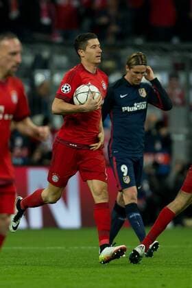 Dienstag. 03.05.2016, Champions League - Halbfinale, Rueckspiel in Muenchen, Saison 2015 2016, FC Bayern Muenchen - Atletico Madrid, v-l Robert LEWANDOWSKI (FCB) nach seinem treffer zum 2:1 DeFodi507