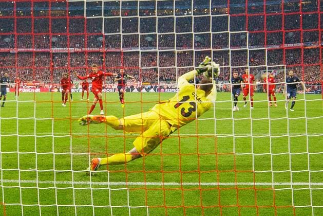 GER, UEFA CL, FC Bayern Muenchen (GER) vs Atletico Madrid (ESP) 03.05.2016, Allianz Arena, Muenchen, GER, UEFA CL Halbfinale Rueckspiel, FC Bayern Muenchen vs Atletico Madrid im Bild Jan Oblak (Atletico 13) haelt den elfmeter von Thomas Mueller (FCB 25) nordphotoxStraubmeier
