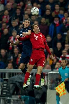 Dienstag. 03.05.2016, Champions League - Halbfinale, Rueckspiel in Muenchen, Saison 2015 2016, FC Bayern Muenchen - Atletico Madrid, v-l Filipe Luis (Atletico) gegen Thomas MUELLER (FCB) DeFodi507