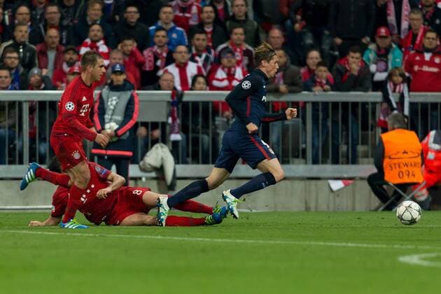 Dienstag. 03.05.2016, Champions League - Halbfinale, Rueckspiel in Muenchen, Saison 2015 2016, FC Bayern Muenchen - Atletico Madrid, v-l Javi MARTINEZ (FCB) gegen Fernando Torres (Atletico) DeFodi507