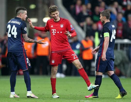 SOCCER - CL, Bayern vs Atletico MUNICH,GERMANY,03.MAY.16 - SOCCER - UEFA Champions League, semifinal, FC Bayern Muenchen vs Atletico Madrid. Image shows Jose Maria Gimenez (Atletico), Thomas Mueller (Bayern) and Gabi (Atletico). GEPAxpictures xThomasxBachun