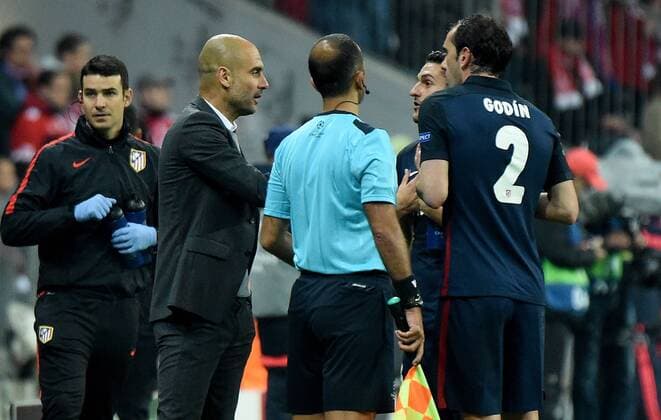 03.05.2016, xjhx, Fussball Champions League, FC Bayern Muenchen - Atletico Madrid, emspor, v.l. Josep Pep Guardiola (Trainer FC Bayern Muenchen), Diego Godin (Atletico Madrid) Muenchen