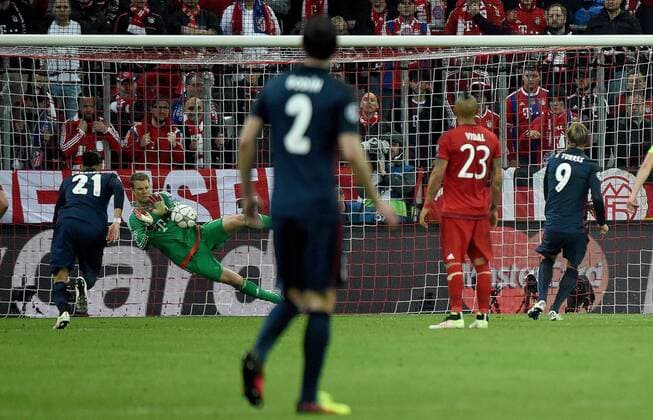 03.05.2016, xjhx, Fussball Champions League, FC Bayern Muenchen - Atletico Madrid, emspor, v.l. Manuel Neuer (FC Bayern Muenchen), Fernando Torres (Atletico Madrid) Elfmeter Muenchen