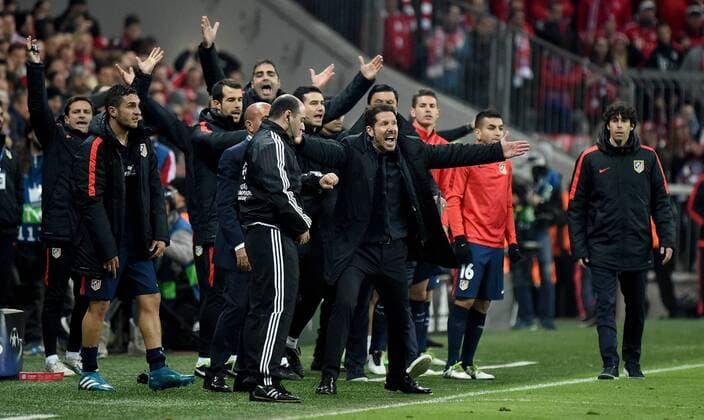 03.05.2016, xjhx, Fussball Champions League, FC Bayern Muenchen - Atletico Madrid, emspor, v.l. Trainer Diego Simeone (Atletico Madrid) gibt Anweisungen, gestikuliert, mit den Armen gestikulieren gives instructions, gesticulate, gesticolando. Muenchen