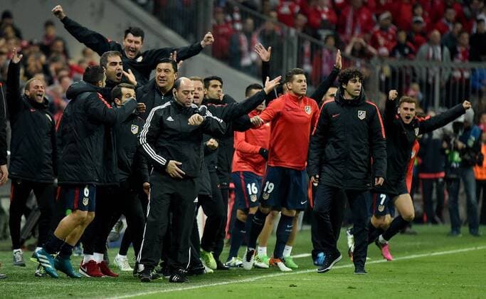 03.05.2016, xjhx, Fussball Champions League, FC Bayern Muenchen - Atletico Madrid, emspor, v.l. Trainer Diego Simeone (Atletico Madrid) und Spieler Atletico Madrid jubeln jubelt nach Spielende. Muenchen