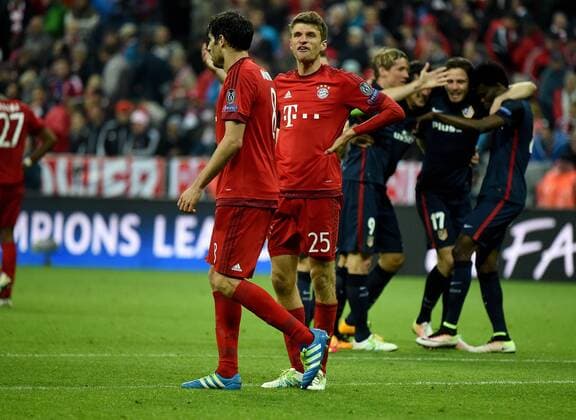03.05.2016, xjhx, Fussball Champions League, FC Bayern Muenchen - Atletico Madrid, emspor, v.l. Javi Martinez (FC Bayern Muenchen), Thomas Mueller (FC Bayern Muenchen) enttaeuscht, enttaeuscht schauend, dissapointed Muenchen