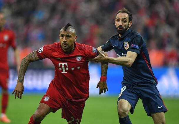 FUSSBALL CHAMPIONS LEAGUE SAISON 2015 2016 HALBFINALE RUECKSPIEL FC Bayern Muenchen - Atletico Madrid 03.05.2016 Arturo Vidal (li, FC Bayern Muenchen) gegen Juanfran (re, Atletico Madrid) 